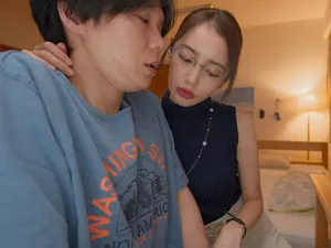 Cô ấy là minh chứng hoàn hảo cho vẻ đẹp quyến rũ của một người phụ nữ có phần trước nhô ra và phần sau cong. Cô ấy đầy đặn, không có chút mỡ thừa nào, có khuôn mặt xinh đẹp như cô gái nhà bên, có bộ ngực lớn, trắng nõn và mềm mại nhưng núm vú lại nhỏ. Cô ấy thích hai chiếc bánh kem