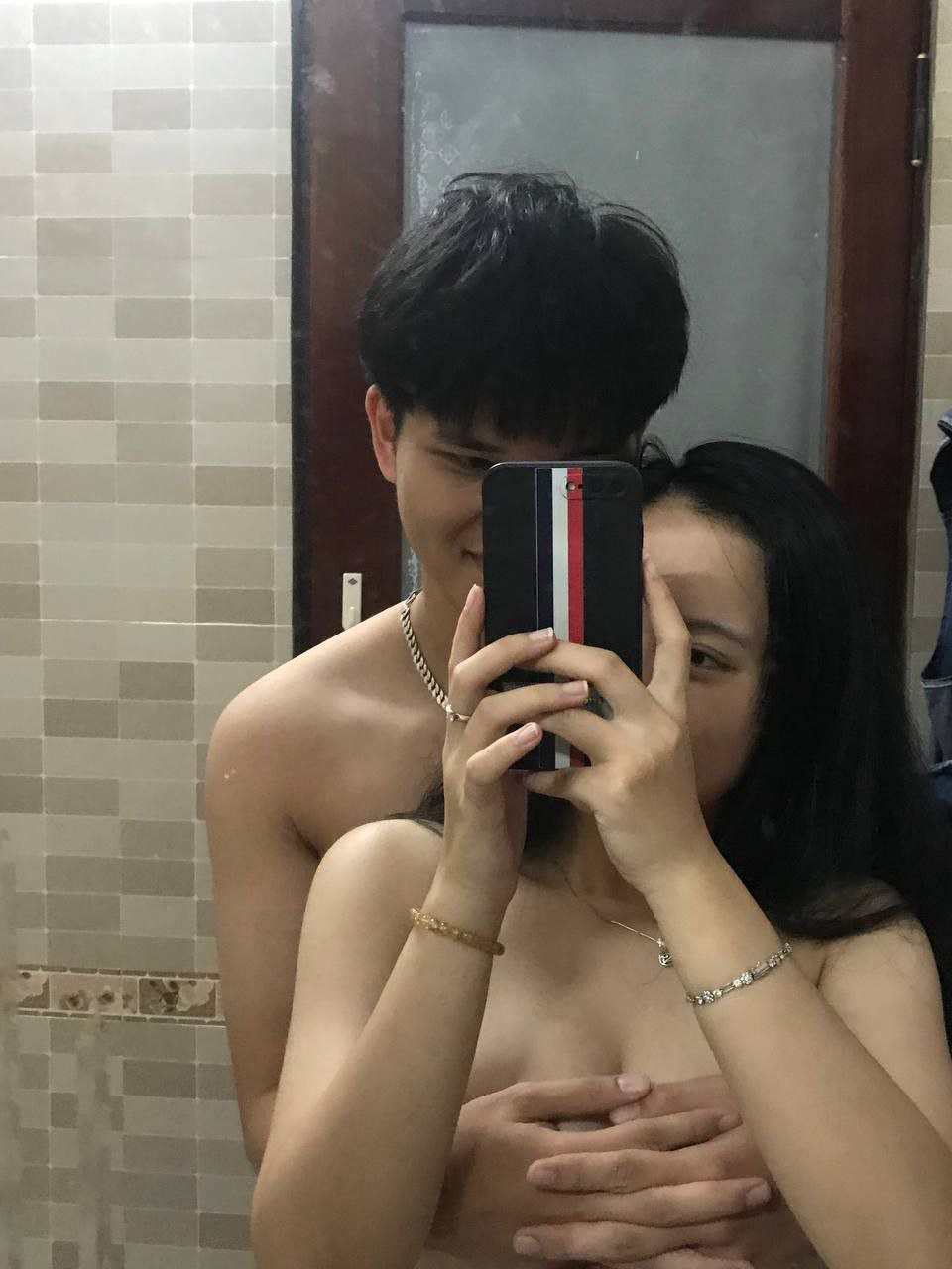 Mua dâm em gái vú to đang đi dạo trên đường